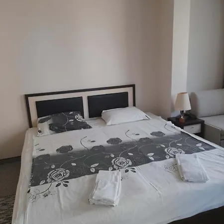 Private In Berlin Golden Sands * Warna